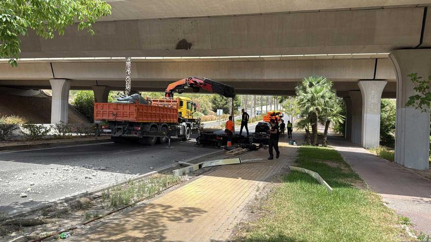 Reabren al tráfico tres de los cuatro carriles de la zona de Poniente de Benidorm donde chocó una grúa con un puente