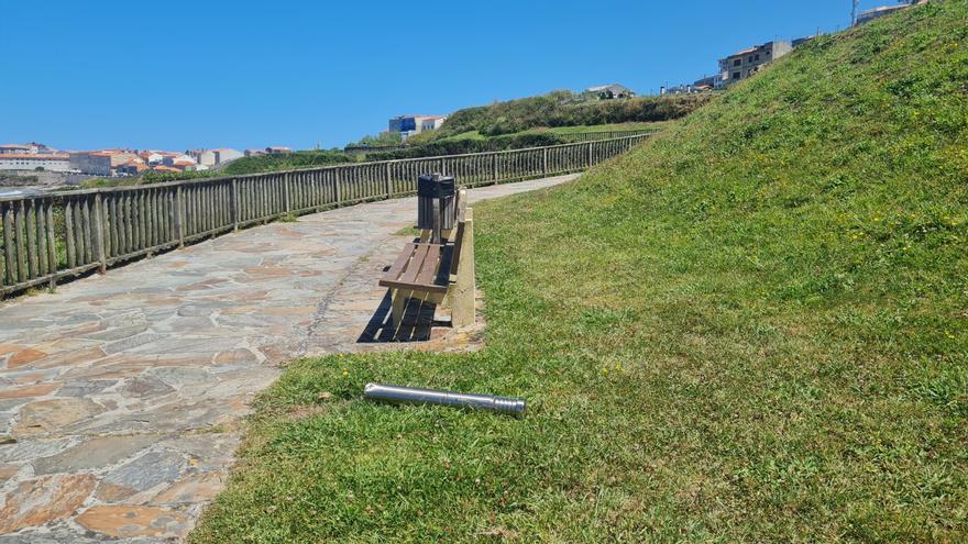 Arrincan dúas papeleiras e seis balizas de iluminación no paseo marítimo de Caión