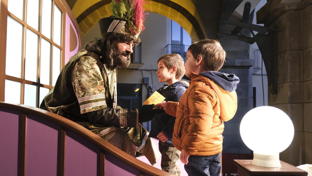Dos nens lliuren la seva carta al príncep Assuan, aquest dimarts a Manresa
