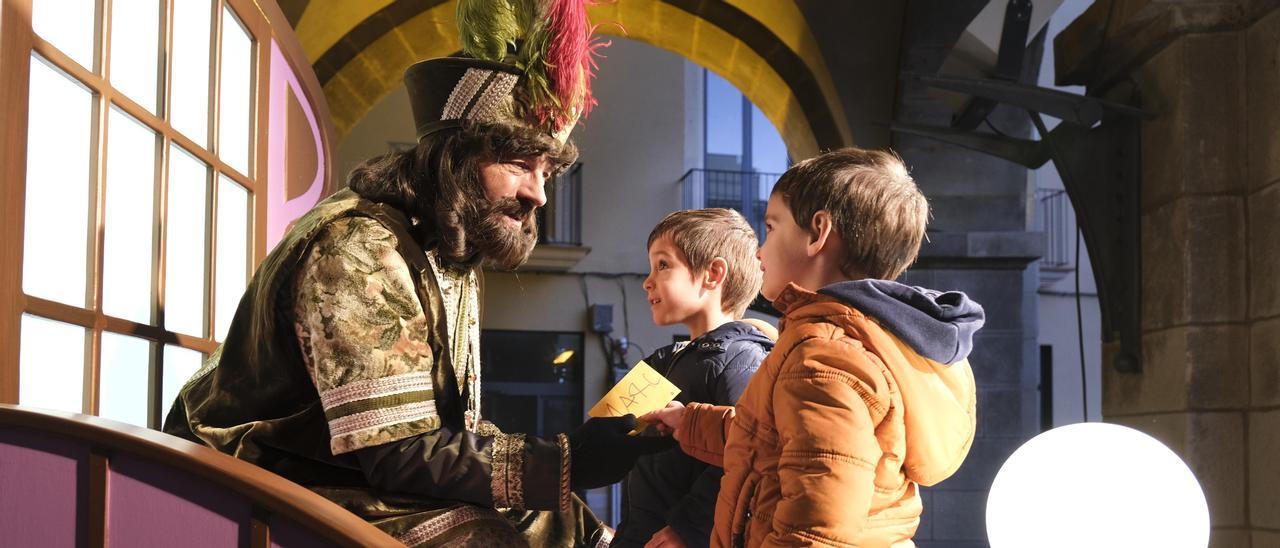 Dos nens lliuren la seva carta al príncep Assuan, a Manresa