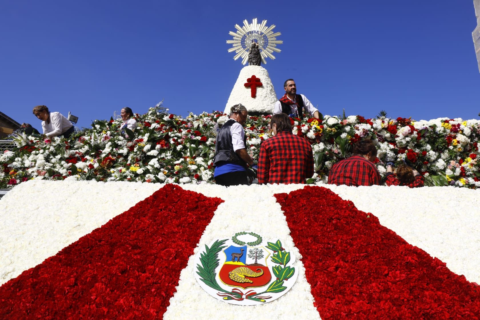 En imágenes | Zaragoza vive su día grande con la Ofrenda de Flores a la Virgen del Pilar