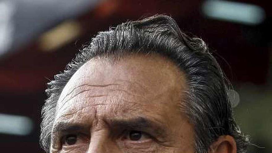 Cesare Prandelli, en un partido con el Valencia en Mestalla. // Biel Aliño