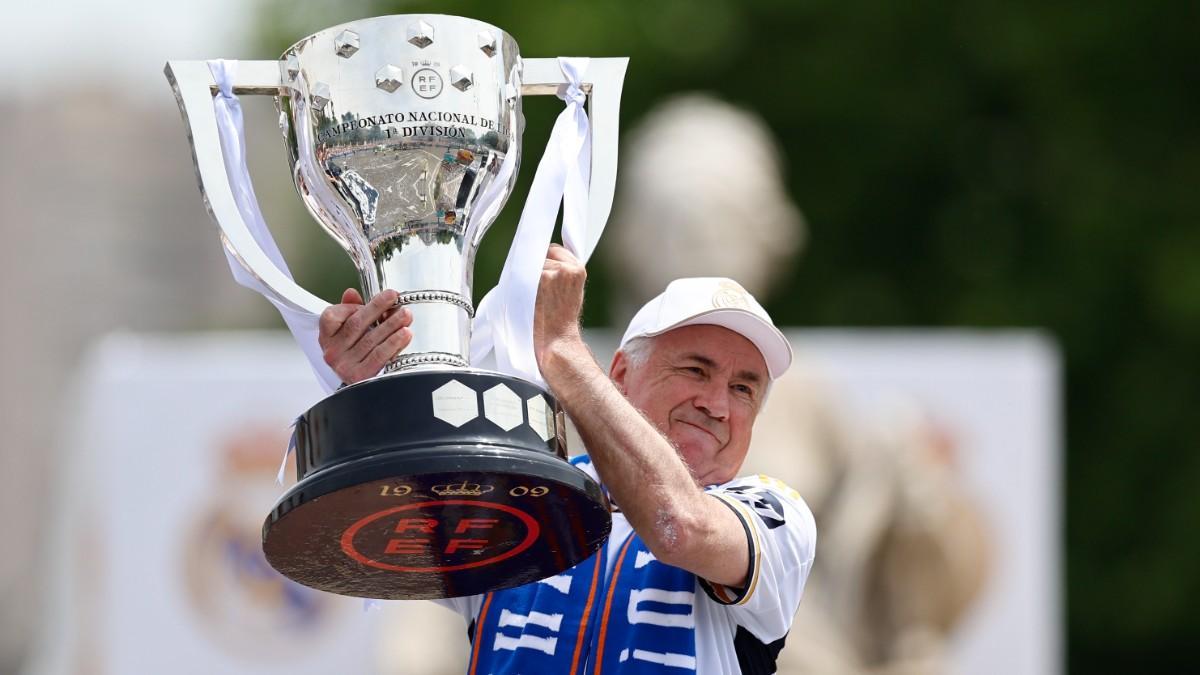 Carlo Ancelotti levanta el último trofeo de Liga