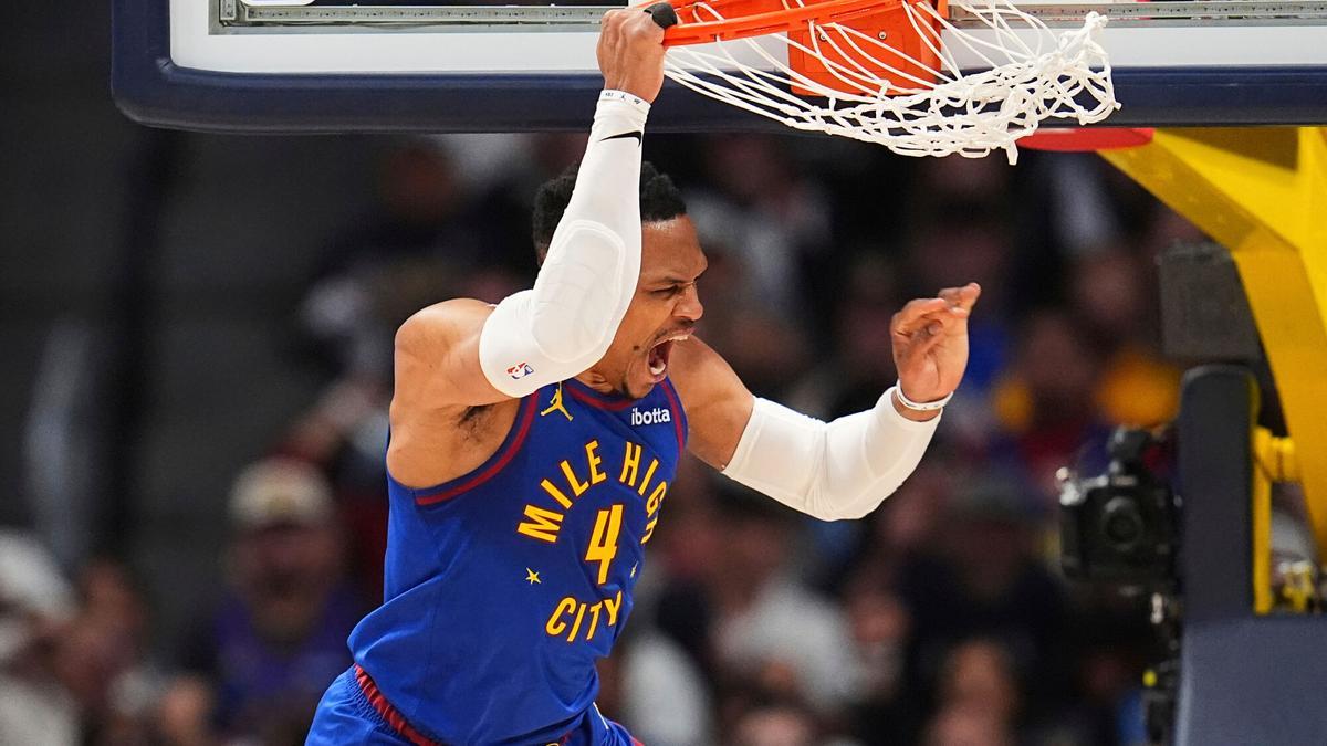 Russell Westbrook celebra un mate con los Denver Nuggets en los últimos playoffs.