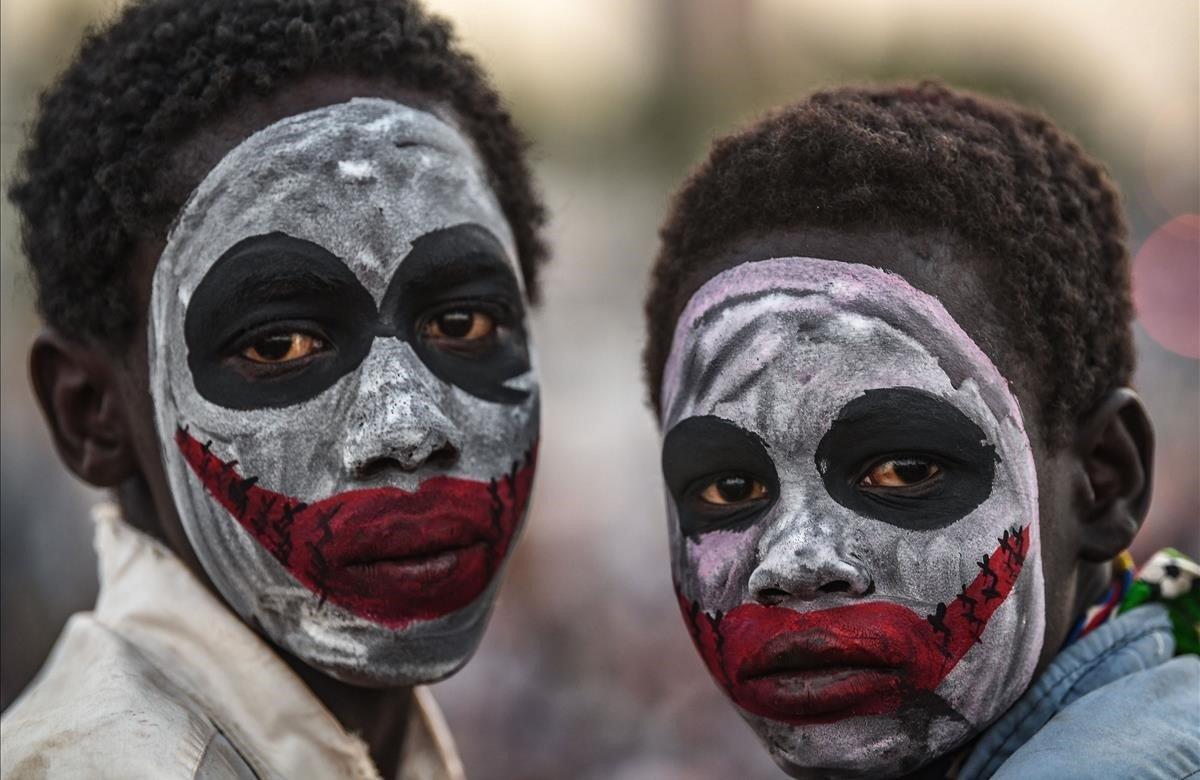 Los manifestantes sudaneses con las caras pintadas asisten a una protesta frente al cuartel general del ejército en la capital, Jartum. Los nuevos dirigentes del ejército sudanés ordenaron a los manifestantes desmantelar sus barricadas en las carreteras que conducen a la sede militar.