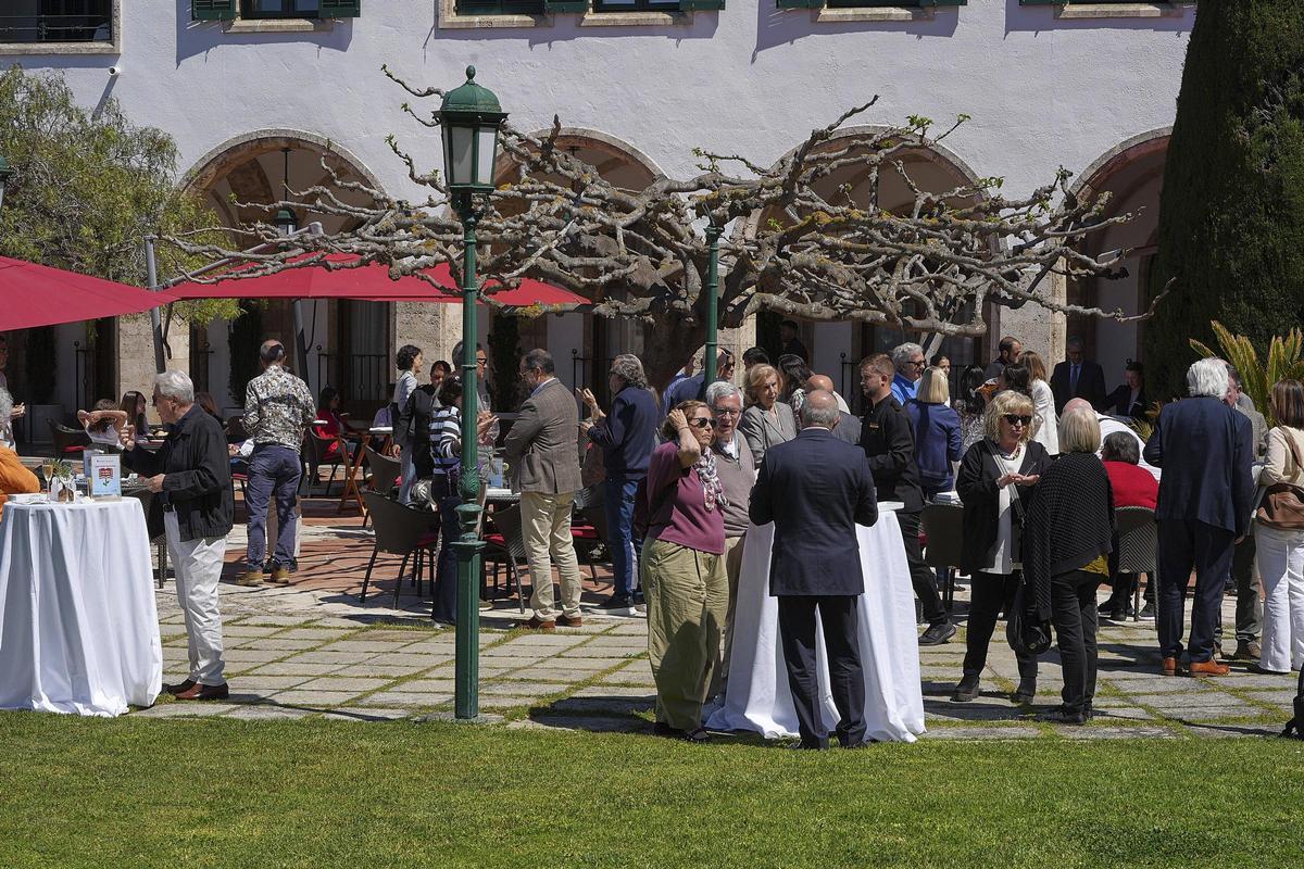 Jardins de La Gavina, amb els assistents degustant l’aperitiu.