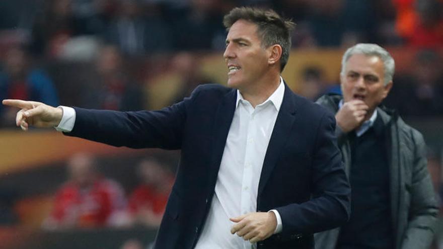 Eduardo Berizzo da instrucciones en Old Trafford. // R. Grobas