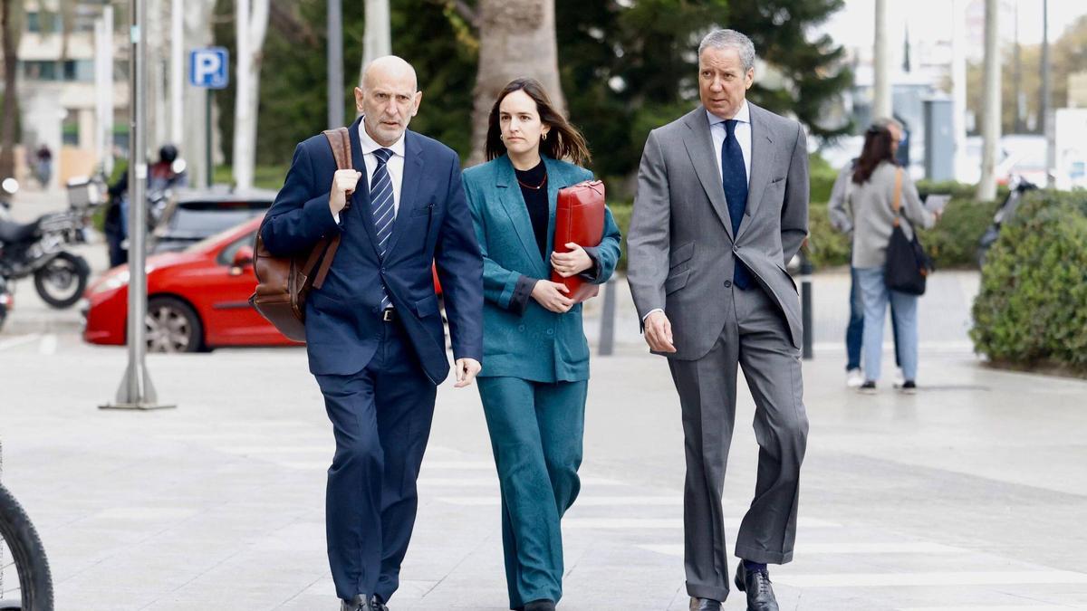 Eduardo Zaplana llega a la Ciudad de la Justicia acompañado de sus abogados.