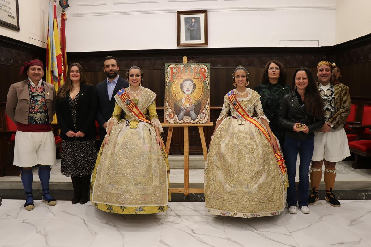 Las autoridades, las falleras mayores de la comarca y miembros de Federación, con la autora del cartel .