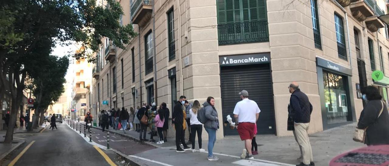 Durante la pandemia ha habido largas colas para hacerse un test covid en las clinicas privadas.