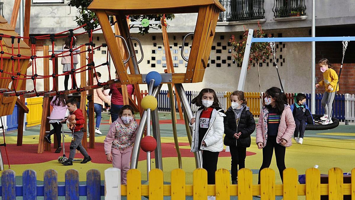 Los niños pudieron volver ayer a jugar en los parques de Silleda.  | // BERNABÉ/JAVIER LALÍN