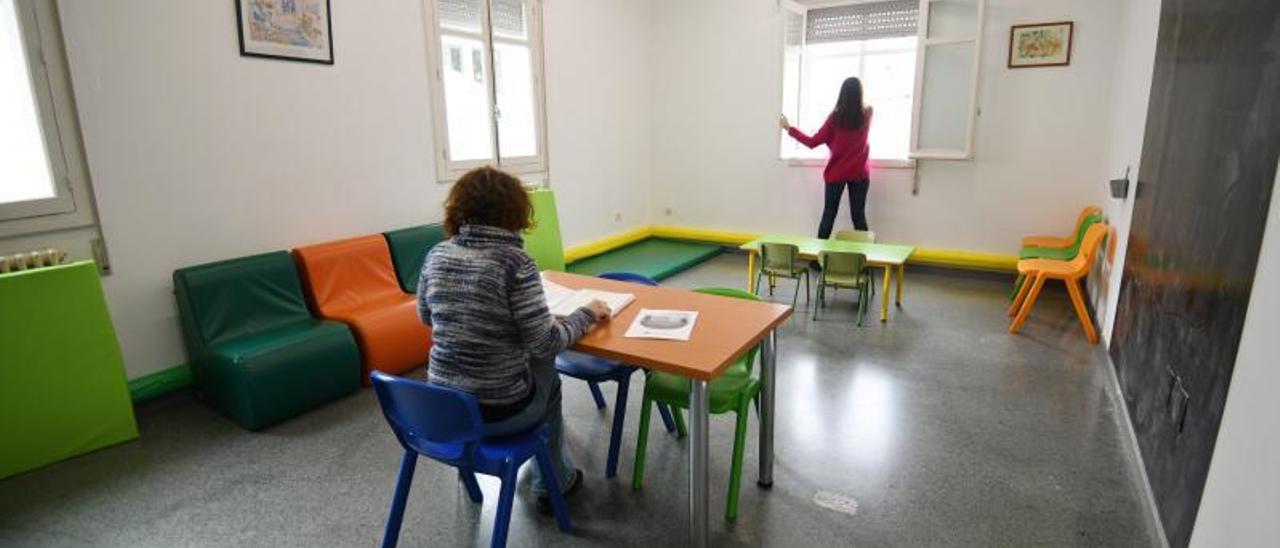 Dos trabajadoras en una de las salas del punto de encuentro de Pontevedra. |   // GUSTAVO SANTOS