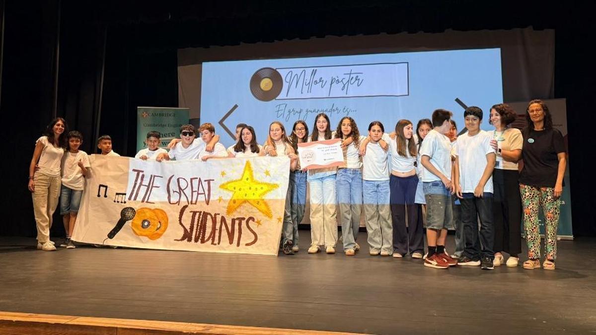 Els alumnes de 6è de primària del Col·legi L'Ave Maria amb el pòster guanyador