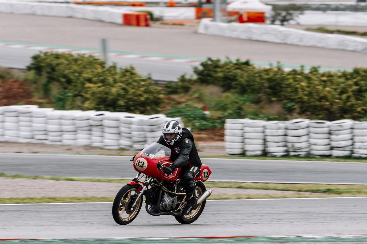 Una de las motos clásicas que rodaron este sábado en el Circuit Ricardo Tormo de Cheste.