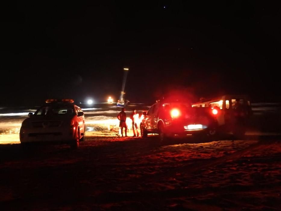 Un velero encalla en Playa del Inglés