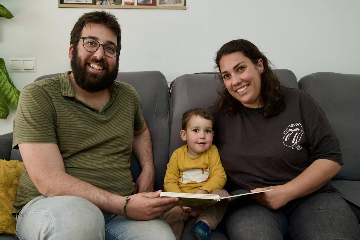 Laura con su hijo, Arnau, y su pareja, Héctor.