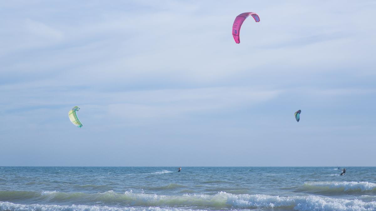 Práctica de kitesurf en la playa de Matalascañas, en la provincia de Huelva.