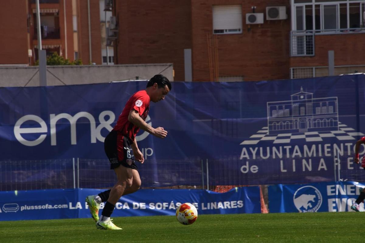 Lance del encuentro entre el Salerm Puente Genil y Linares Deportivo.