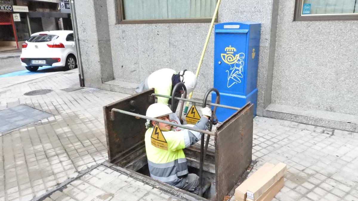 Operarios trabajando en la reparación de la avería eléctrica en la calle Valle Inclán, ayer.