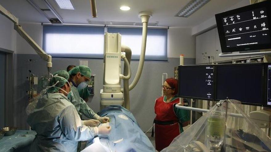 Critican que la reducción de la actividad quirúrgica redundará en las listas de espera.