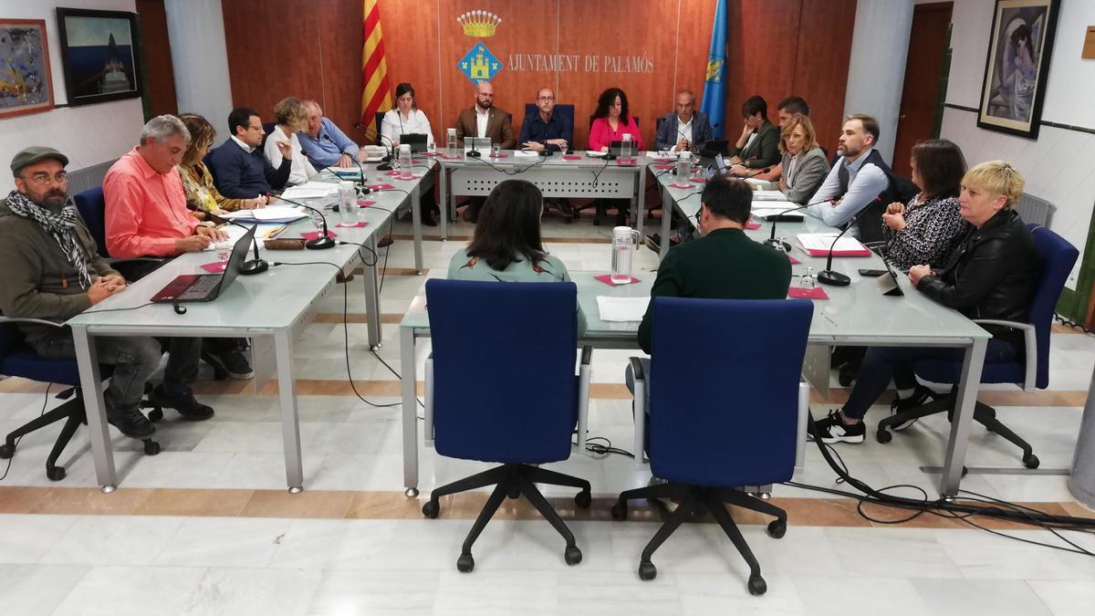 Imatge d'arxiu d'un ple de l'Ajuntament de Palamós.