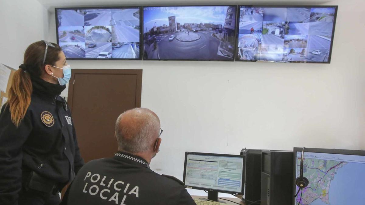 El control de las nuevas cámaras de videovigilancia se realiza desde la central-radio de la Policía Local de El Campello, donde se han instalado tres monitores 4K de 50 pulgadas. | PILAR CORTÉS