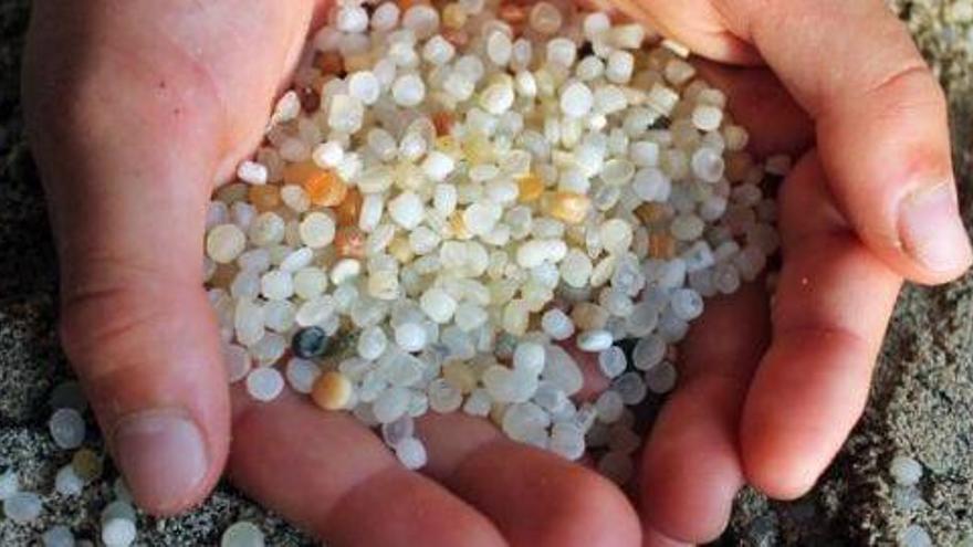 Bolitas de plástico como las encontradas en Cala d&#039;Hort y otras playas pitiusas.