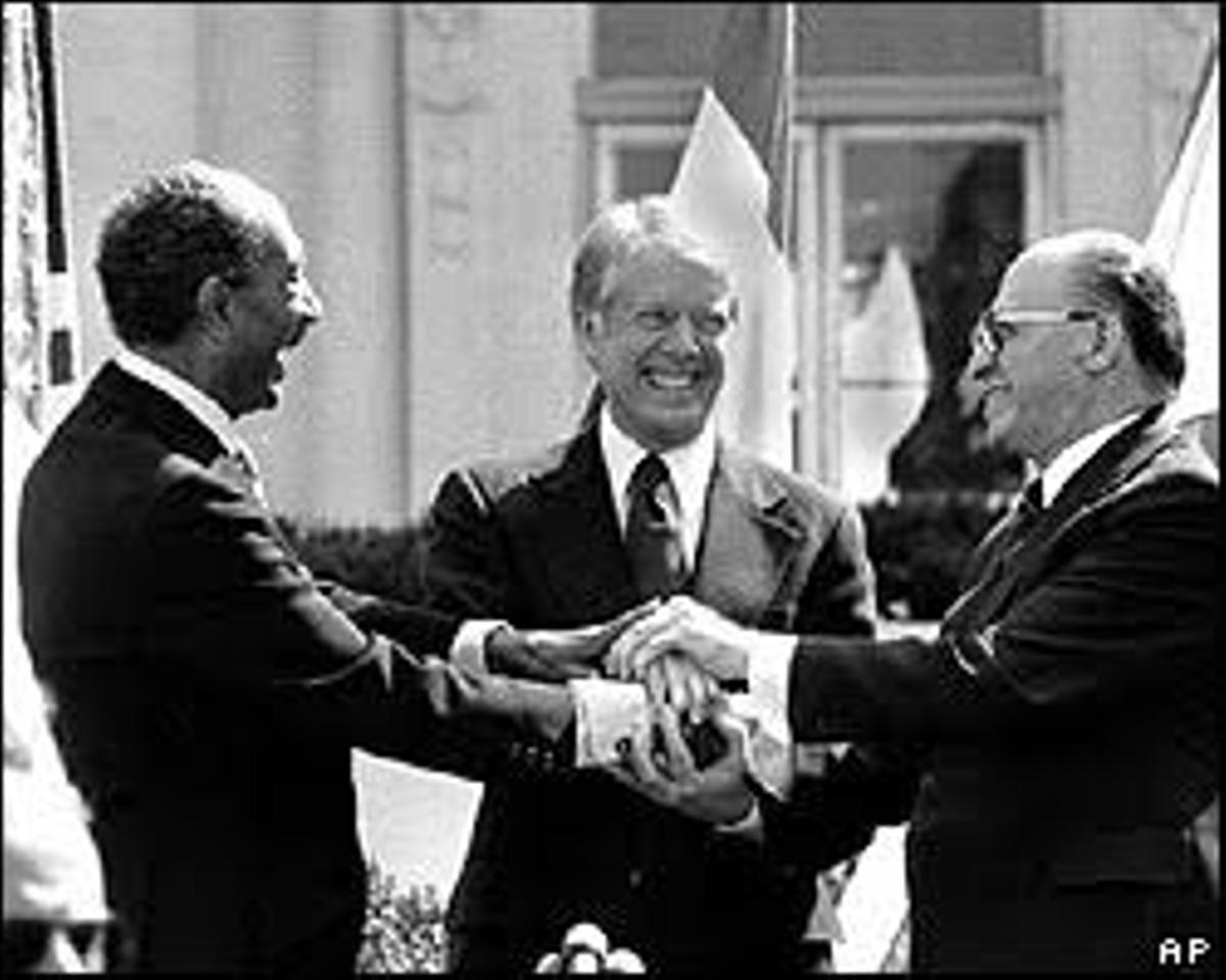 Firma de los acuerdos de paz en Camp David entre Anuar el Sadat y Menahem Begin en presencia de Carter.