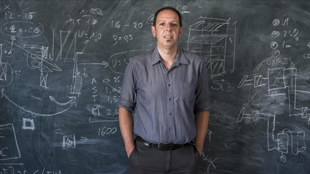 Jordi Pascual, físico y doctor en ingeniería, en una de las salas de Aiguasol.