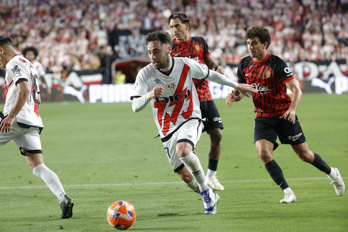 El centrocampista del Rayo Unai López (c) dirige el balón durante el partido de la jornada 38 de LaLiga EA Sports, entre el Rayo Vallecano y el Mallorca, en el Estadio de Vallecas, en Madrid. EFE/ Zipi Aragón. (Rayo) (Mallorca)