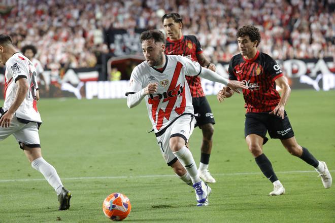 El centrocampista del Rayo Unai López (c) dirige el balón durante el partido de la jornada 38 de LaLiga EA Sports, entre el Rayo Vallecano y el Mallorca, en el Estadio de Vallecas, en Madrid. EFE/ Zipi Aragón. (Rayo) (Mallorca)