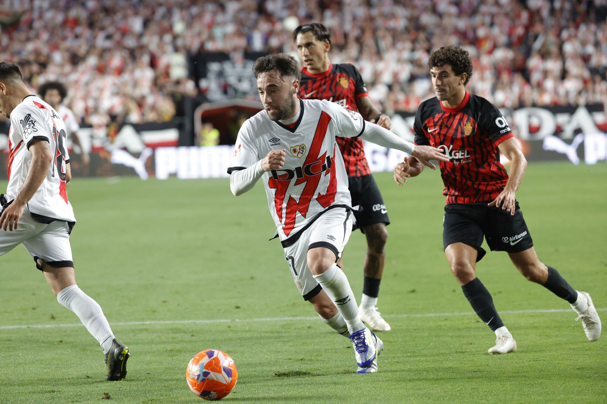 El centrocampista del Rayo Unai López (c) dirige el balón durante el partido de la jornada 38 de LaLiga EA Sports, entre el Rayo Vallecano y el Mallorca, en el Estadio de Vallecas, en Madrid. EFE/ Zipi Aragón. (Rayo) (Mallorca)