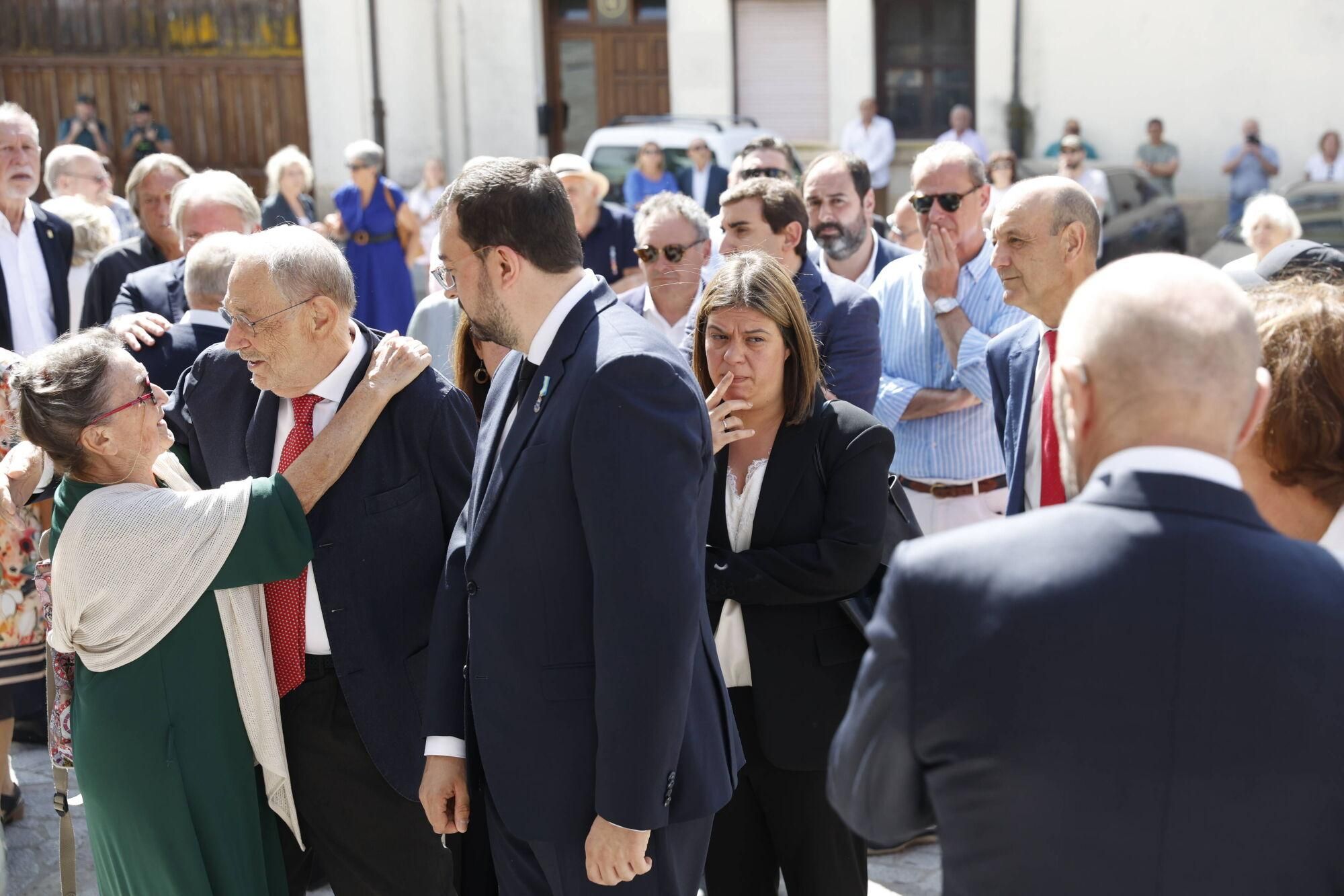Las imágenes del funeral de Antonio Trevín en la basílica de Llanes.