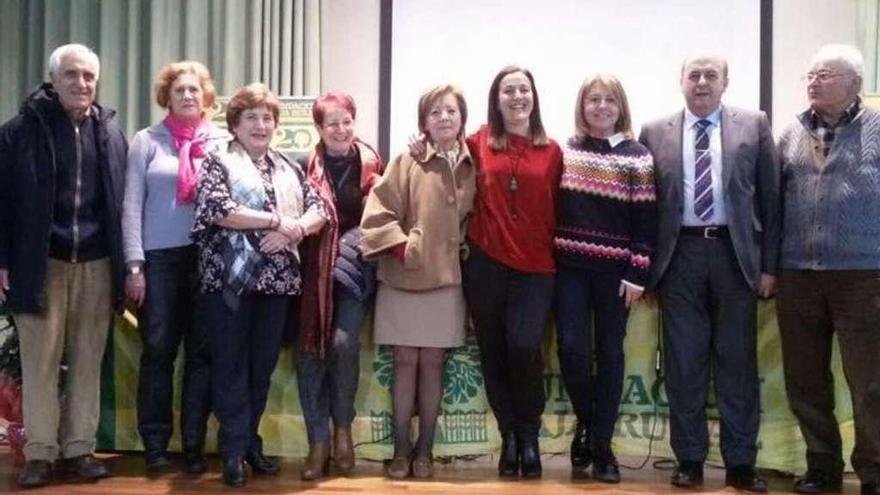 Ana Ruiz Casado (cuarta por la derecha) posa con miembros de la asociación en unas jornadas.