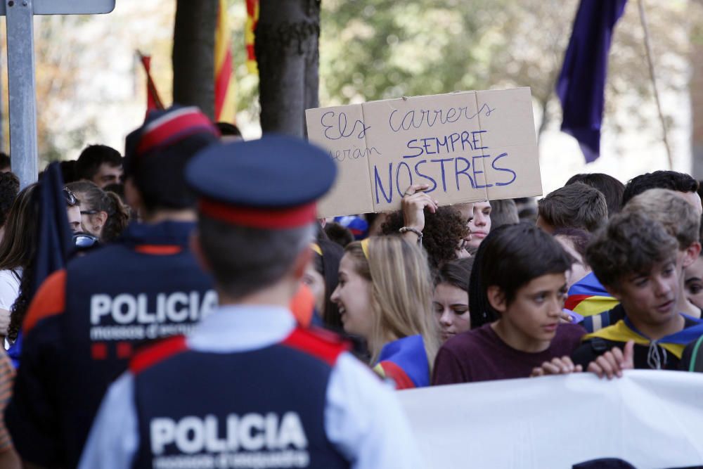 Manifestació d'estudiants universitaris i de secundària al centre de Girona