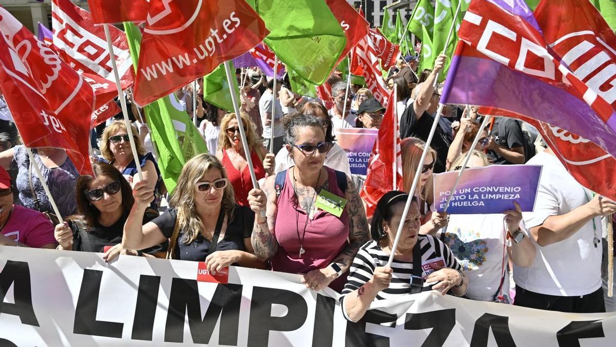 Cientos de trabajadoras han salido a la calle para reivindicar sus derechos.