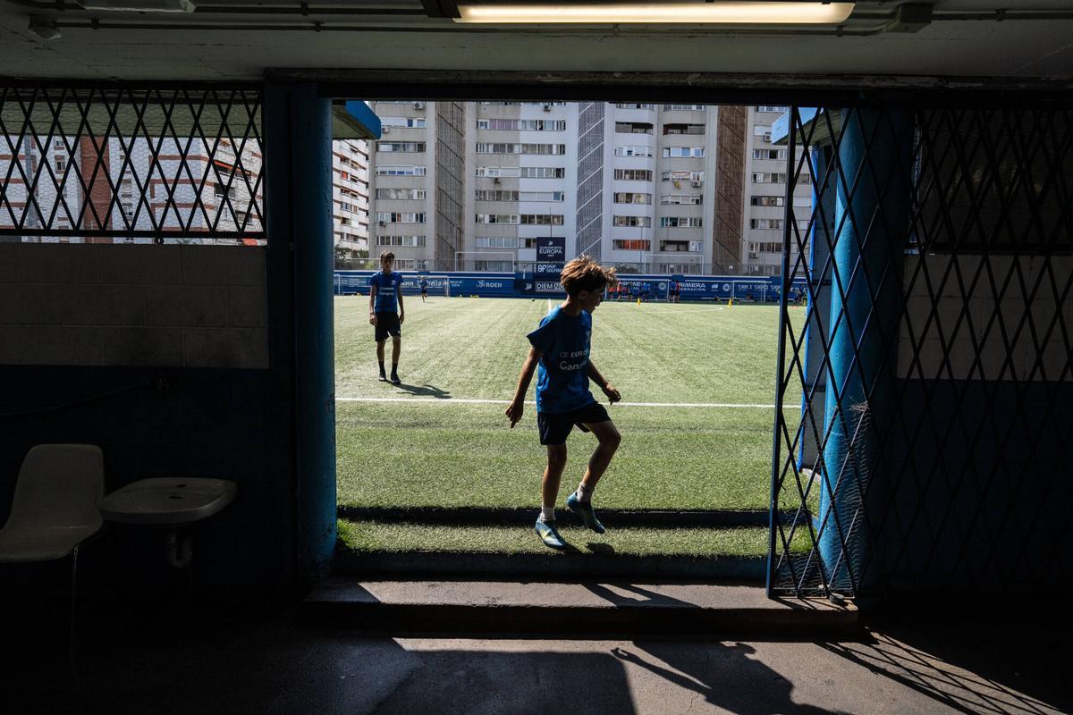 Barcelona. Campus de verano de futbol para niños en el estdio Nou Sardenya campo de el CE Europa. 10 de julio de 2026. Cultura. AUTOR: ZOWY VOETEN