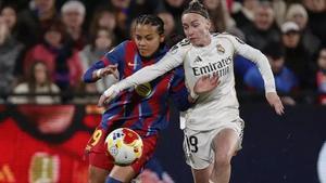 Vicky López i Eva Navarro pugnen per una pilota a la final de la Supercopa disputada a Castelló.