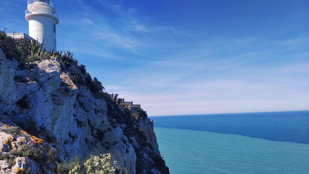 El faro del cabo de Sant Antoni y el contraste de azules en el mar y el cielo