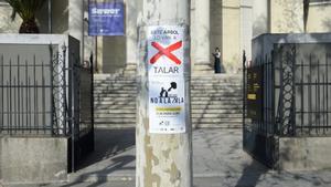 Archivo - Una pancarta pegada a un árbol durante una protesta vecinal por la tala de arbolado en la zona de Atocha por la ampliación de la línea 11