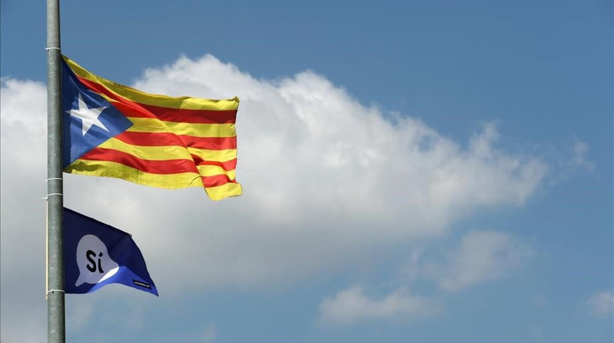 Una ’estelada’ ondea en un mástil en Alella.