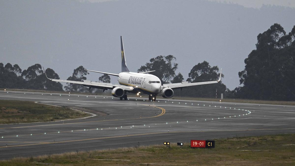 Avión de la aerolínea Ryanair procedente de Londres en el aeropuerto de Peinador.