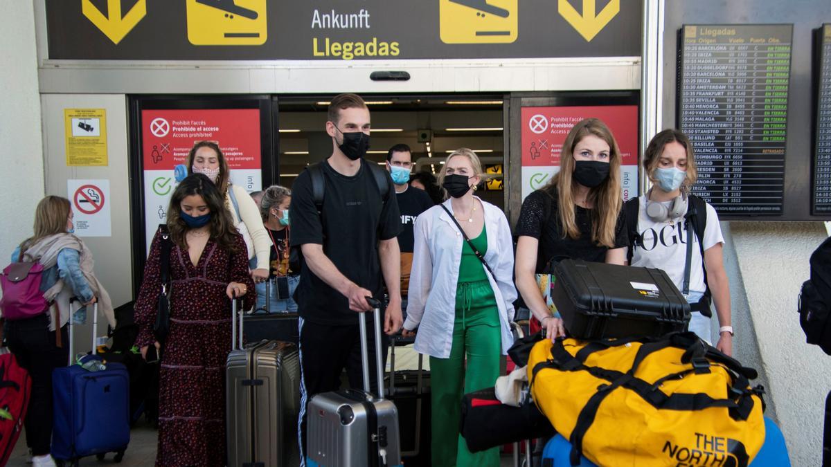 Varios turistas a su llegada a Mallorca.