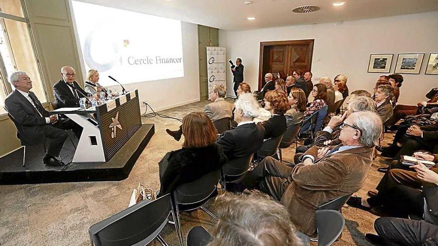 El arquitecto, Luis Fernández-Galiano (i), el presidente del Cercle Financer, Josep Francesc Conrado de Villalonga y Marta Vall-llossera.