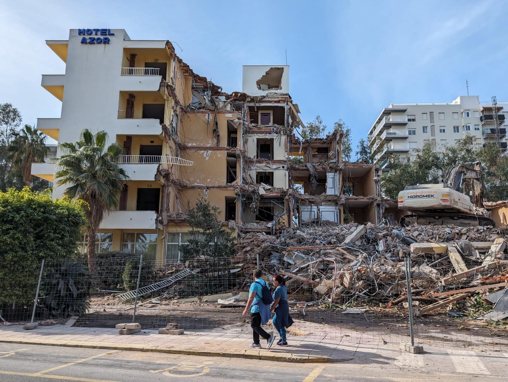 Las fotos del derribo del hotel Azor en Benicàssim