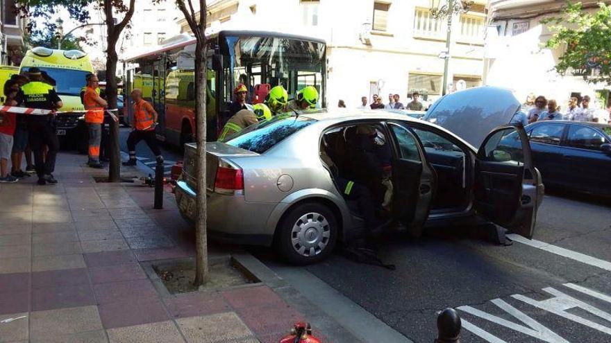 Aparatoso choque entre un bus urbano y un coche en San Vicente de Paúl