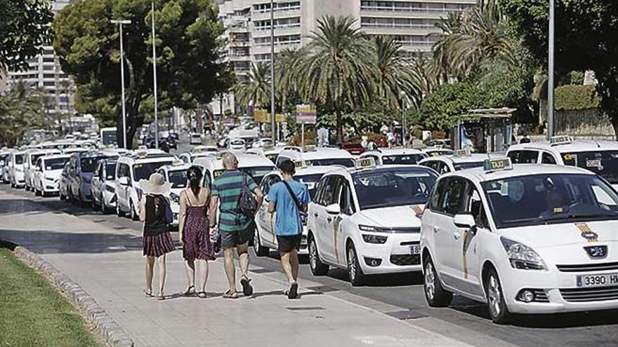 El servicio de taxi podrá reclamarse a través de una nueva aplicación para móviles.
