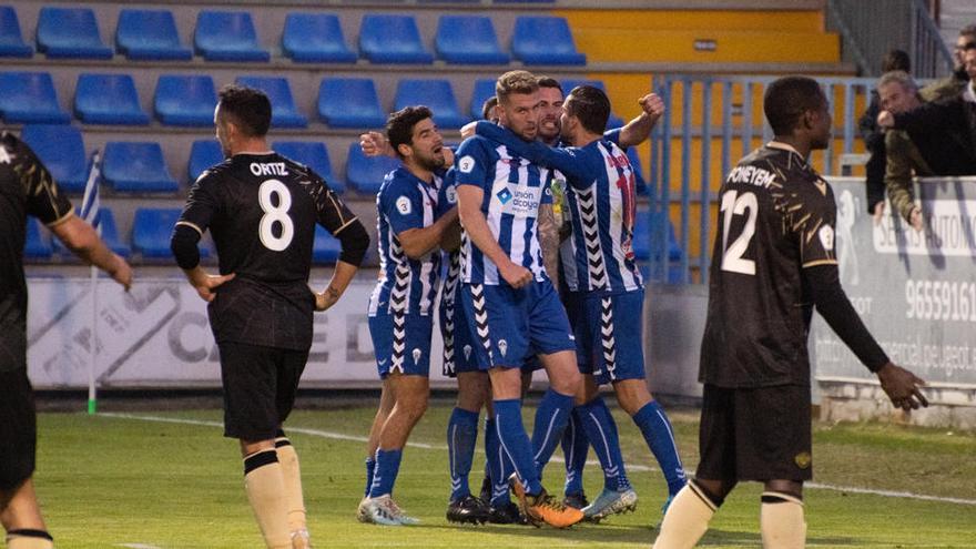 Los jugadores del Alcoyano celebran un gol en el derbi de enero ante el Intercity Sant Joan (2-2).