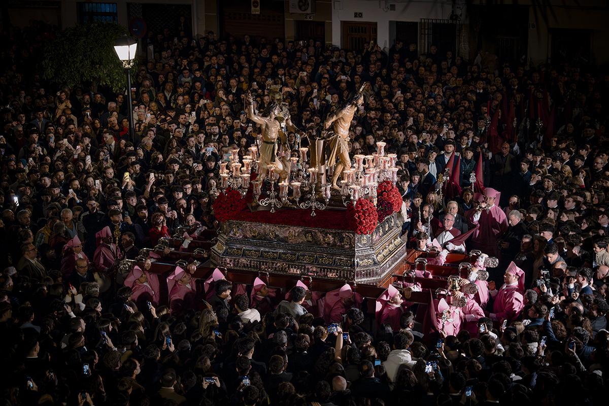 Desfile procesional de la cofradia de Nuestro Padre Jesús Amarrado a la Columna de Lucena.