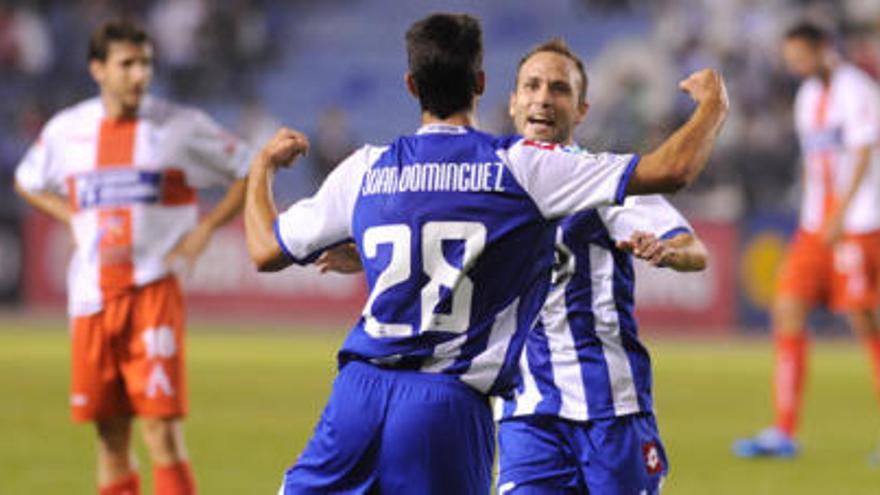 Juan Dominguez y Laure celebran el primer gol del partido.
